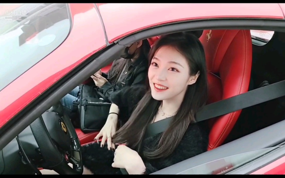 谁能拒绝一个法拉利女车主呢?兄弟萌,她叫佳慧,我只能帮你们到这了.