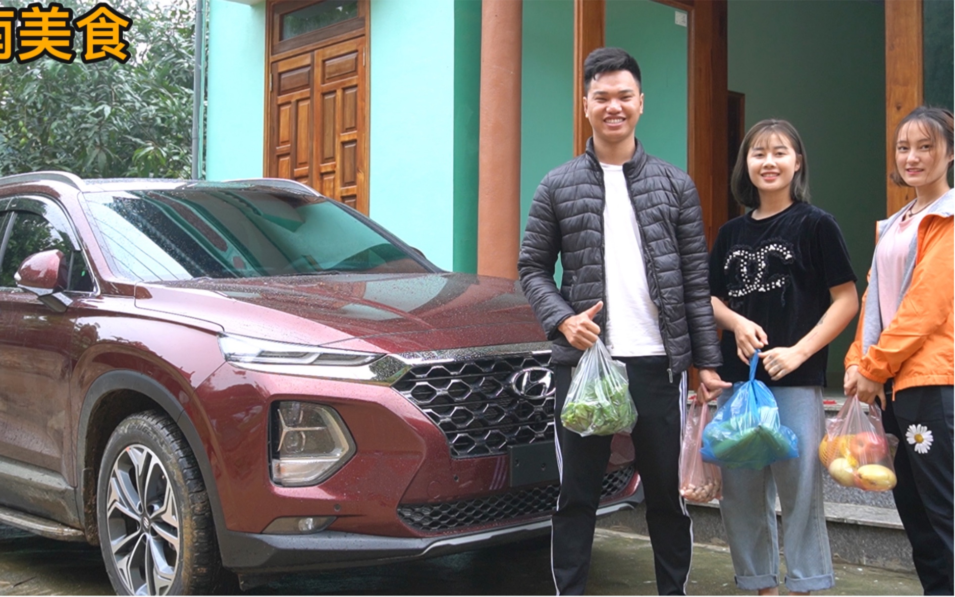 越南阿俊开车带团队去集市买菜.大家都很开心