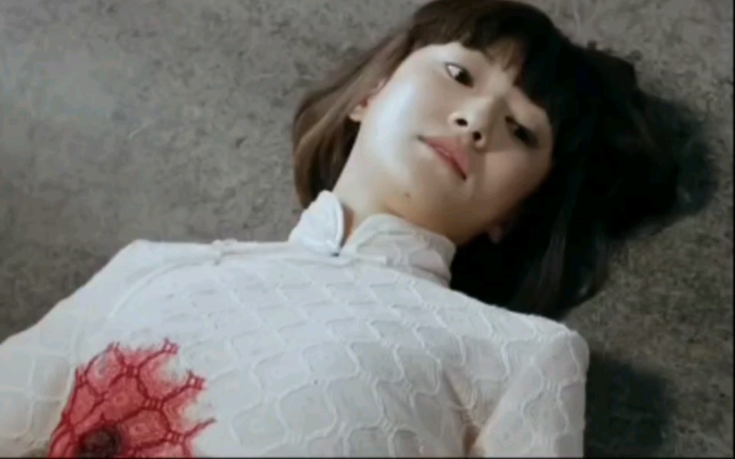 妹妹为了掩护哥哥腹部中枪 倒地身亡