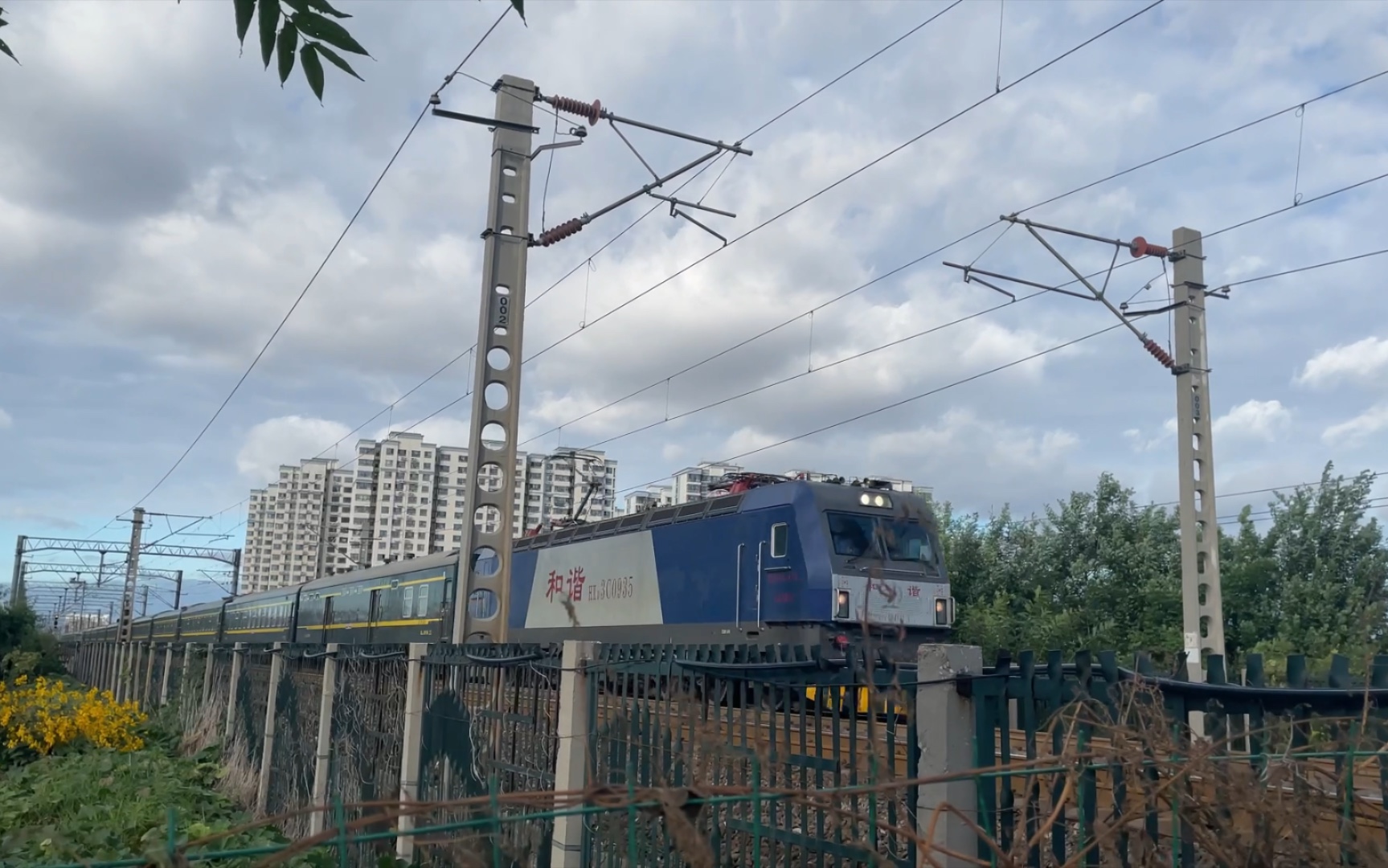 京局津段hxd3c—0935牵引k213次列车(天津—西安)出沧州站