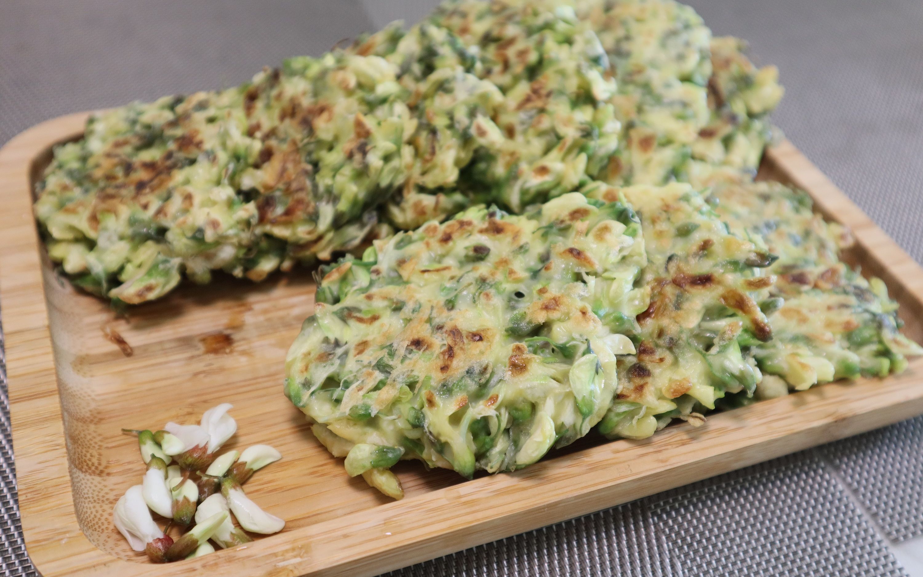 【槐花饼】1碗槐花,4个鸡蛋,教你做槐花饼,简单又好吃