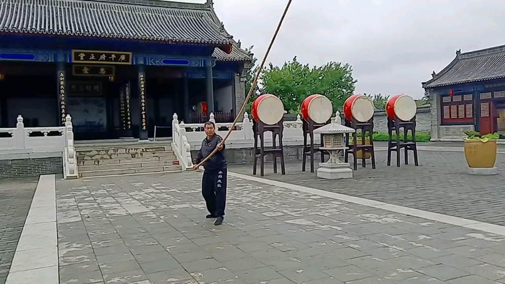 [图]永年承扬在古城府衙演练一段传统杨氏十三式太极杆（大枪）！习练太极拳整劲必备练太极长兵器。可提升整劲功夫修练，达到内劲提升，人和器械完美合一，内外合劲功法修行！