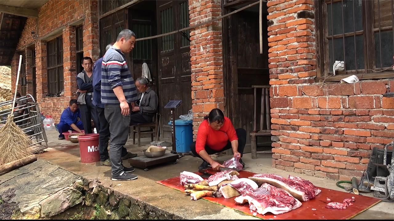 乌金猪肉质终于见到,颜色暗红像牛肉,大口吃肉的日子终于来临了哔哩哔哩bilibili