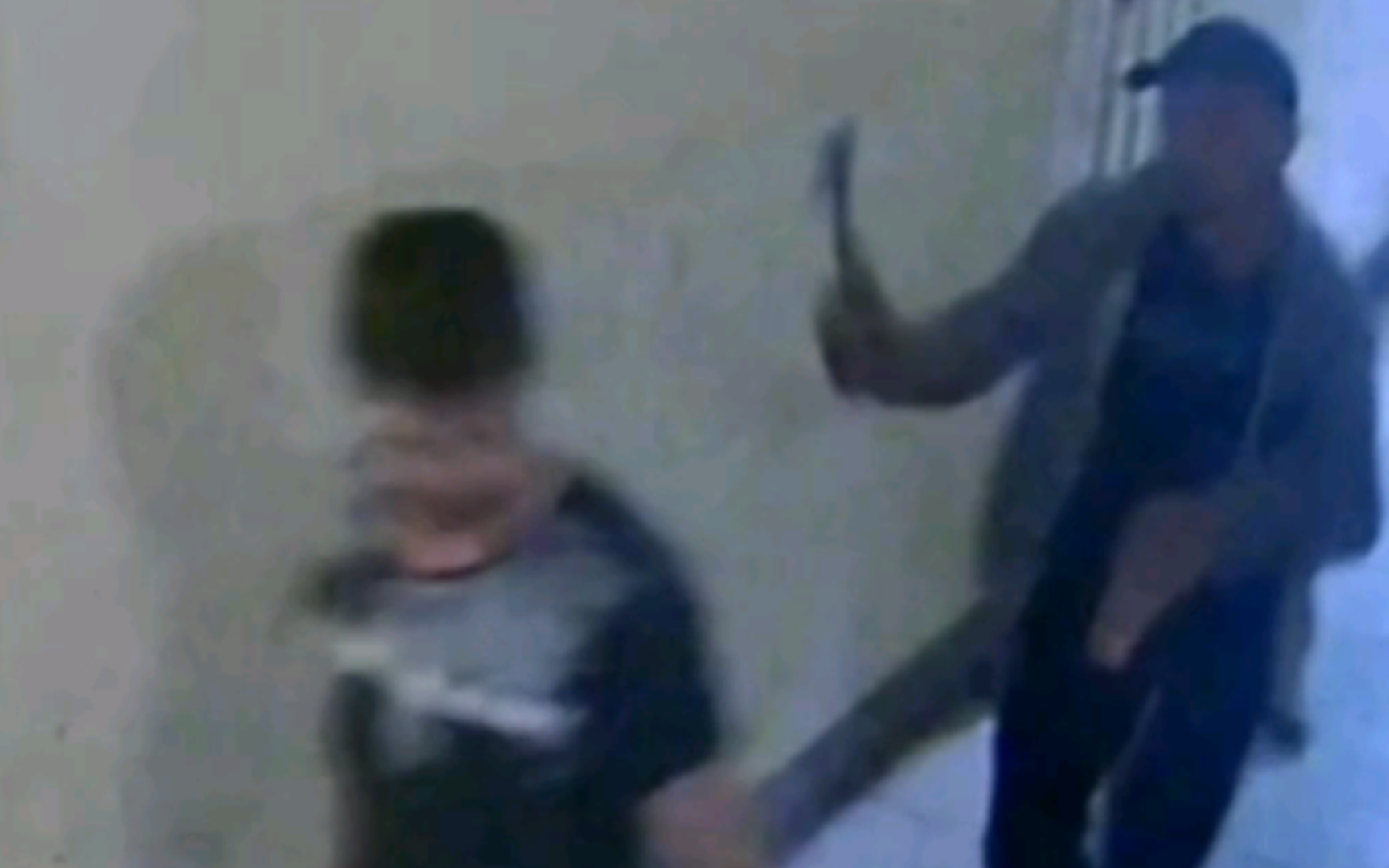 俄罗斯无业男子铁锤砸头抢劫一名商人钱财监控实录