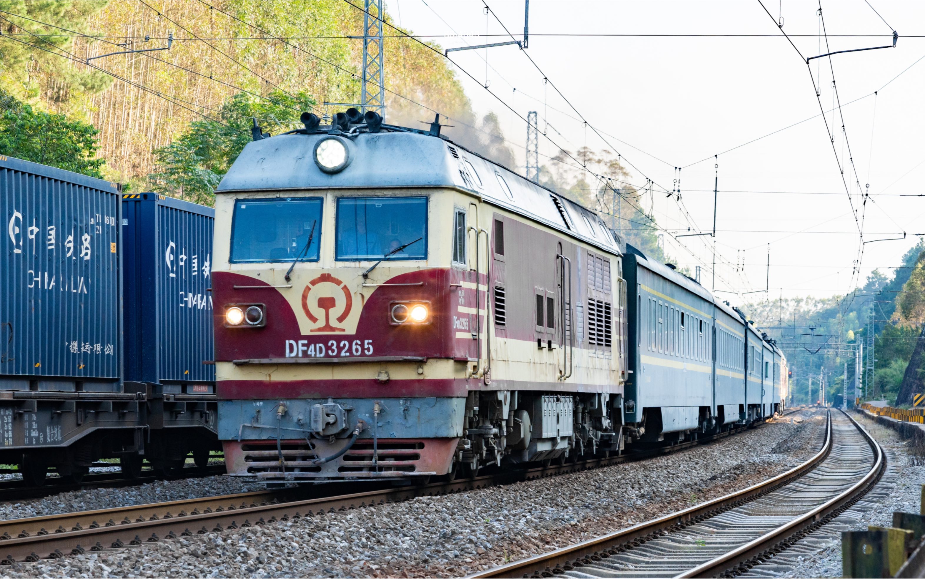 "一带一路"重点工程 防东铁路联调联试检测列车通过宁村站