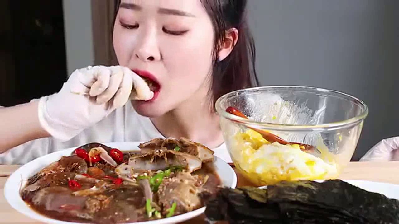 1韩国美女吃播,吃酱螃蟹,虾,米饭,吃得特别香,我都馋了