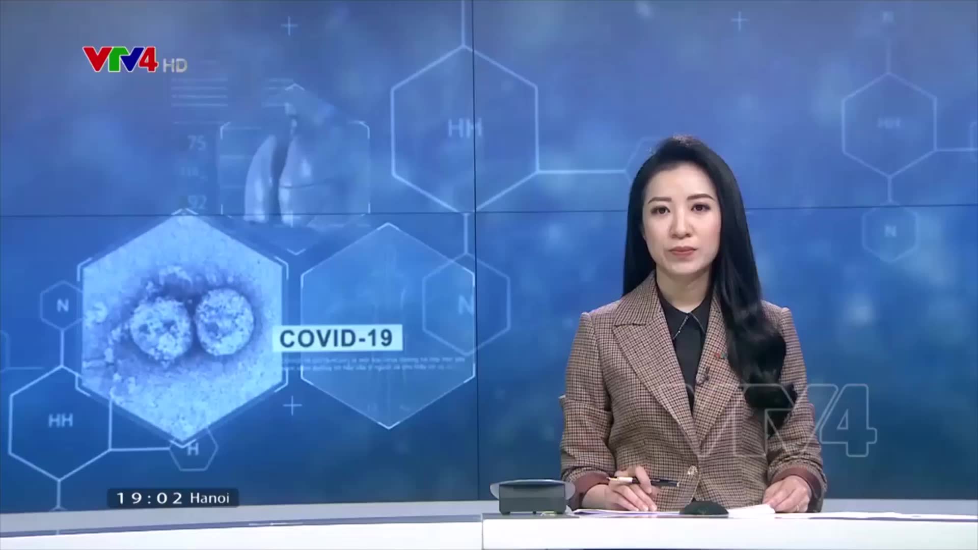 [图]【放送事故】VTV4《今日越南》主播播报新闻时低头念稿（20200329）