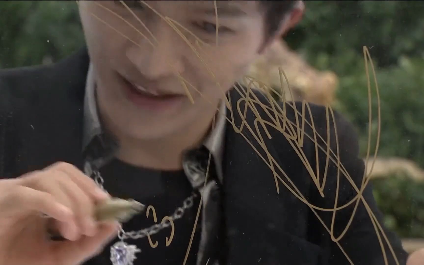 周深|签名|后面写的啥呢