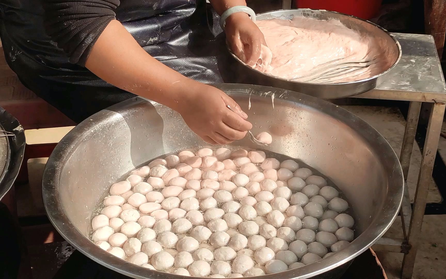 韶关翁源,手工制作肉丸现场