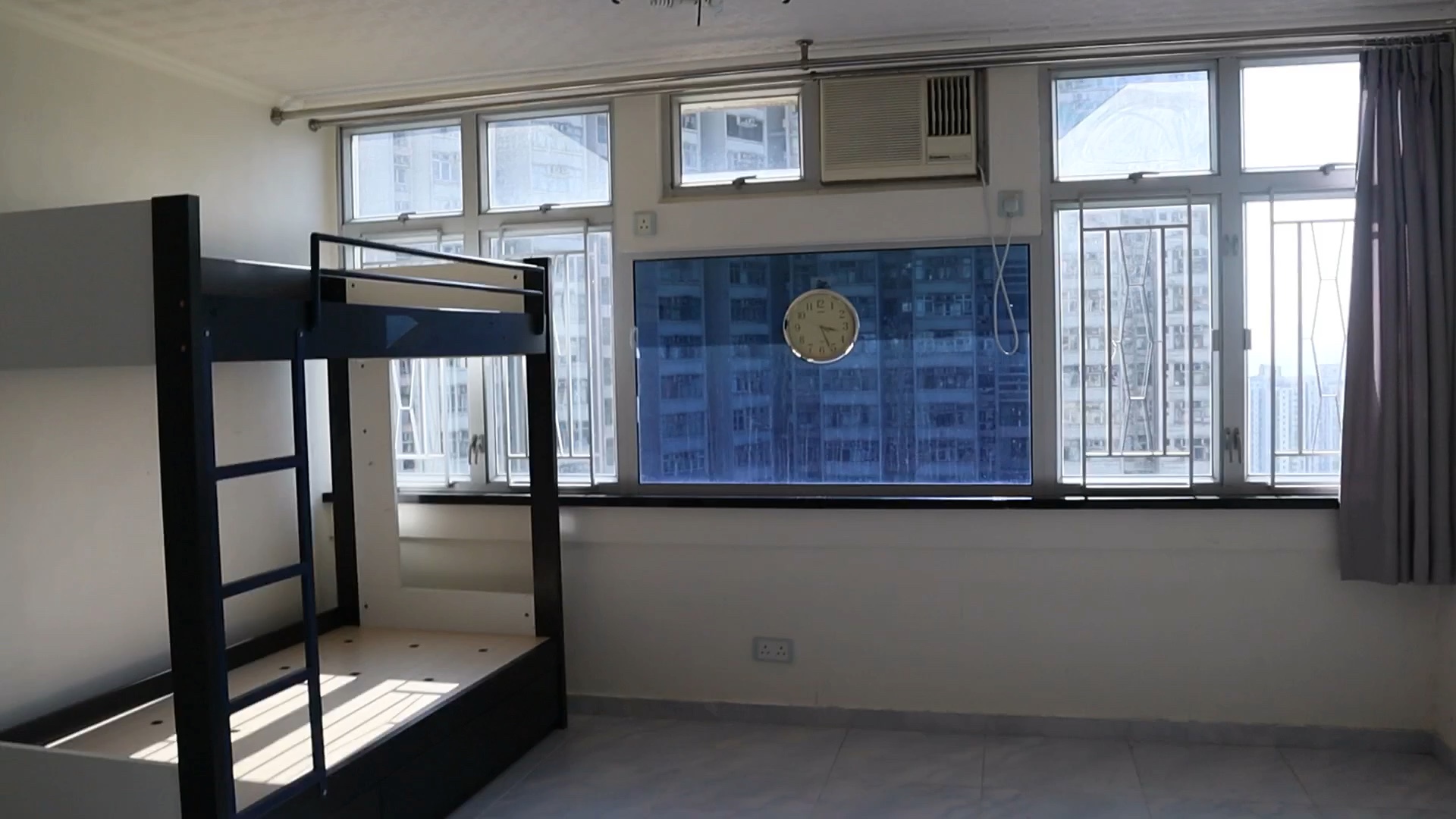 香港30年的老房子:385呎(大概38平方米) 售价290万港币