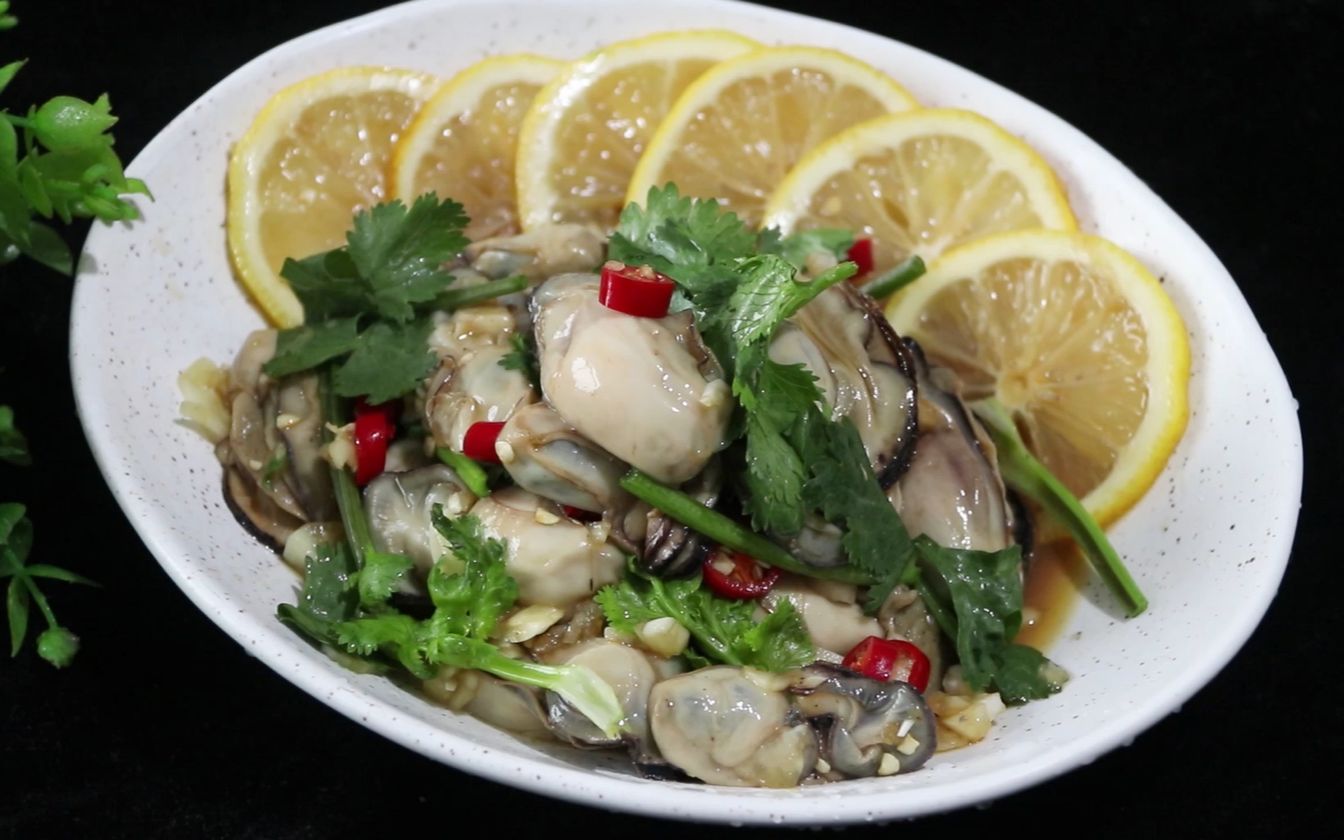 蒸好的生蚝别蘸调料吃了,教你做成凉拌菜,酸辣开胃