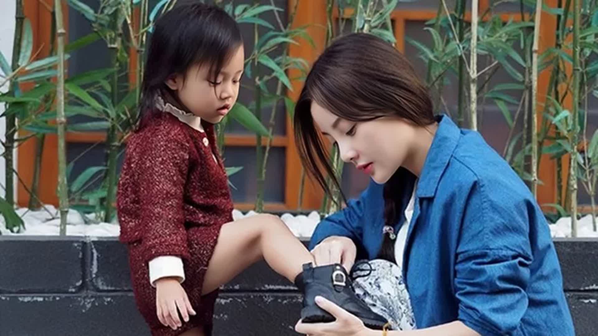李小璐穿睡衣忘记有摄像头,弯腰抱甜馨的那一刻,导演都救不了场