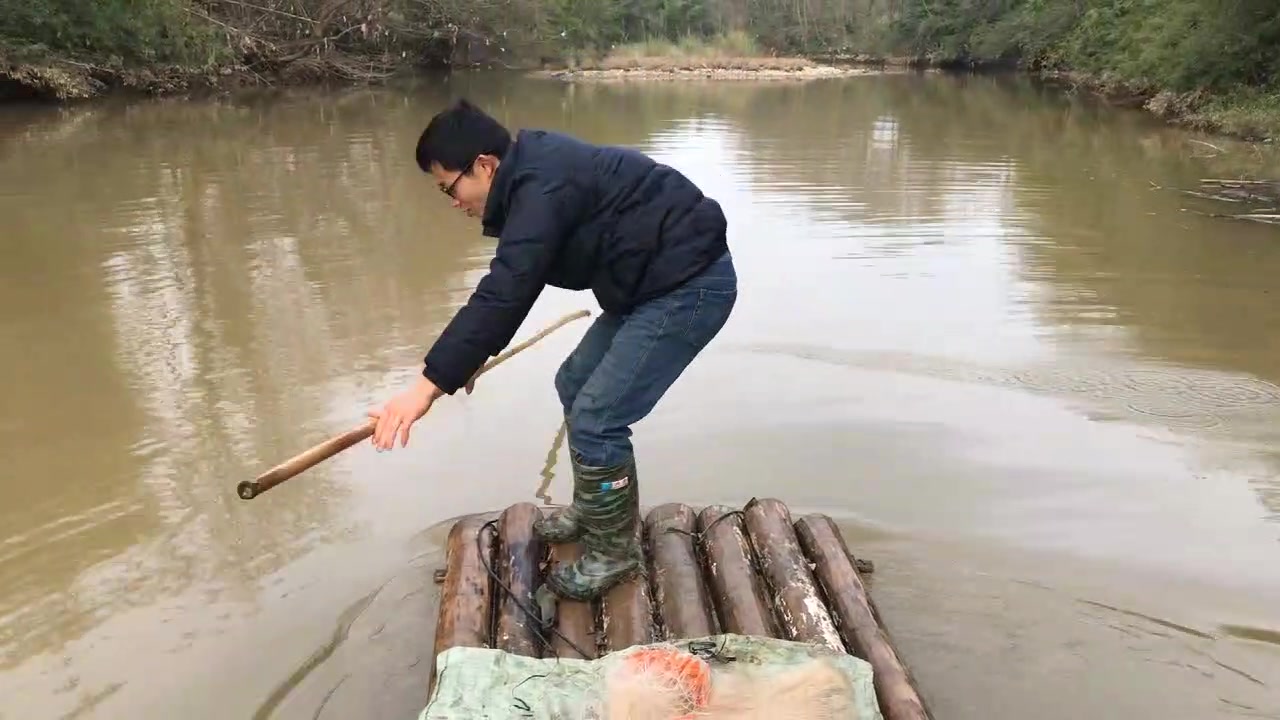 农村小伙去河里炸鱼,鱼儿都被炸蒙圈了,都往往里钻_哔哩哔哩 (゜-゜)