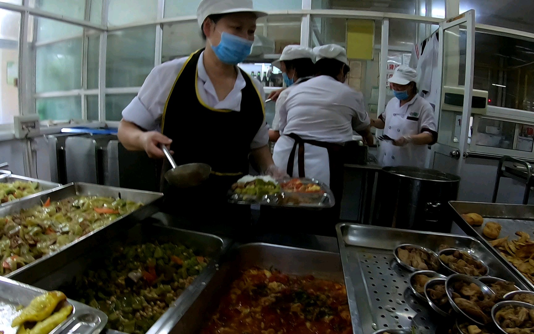 学校食堂打饭照片图片