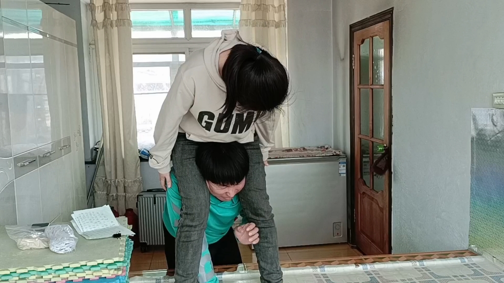 媳妇突然骑老公脖子上老公没驼动给媳妇来个四仰八叉