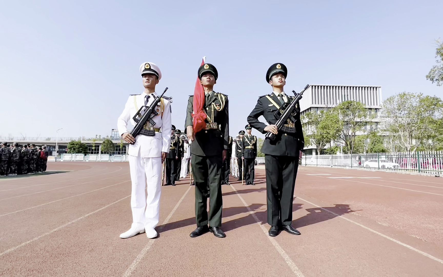 湖汽职院国旗护卫队军训升旗,英姿飒爽看着舒服,你觉得如何?