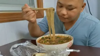 买了点酱香饼，回家煮碗粉条，今天简单吃个早点