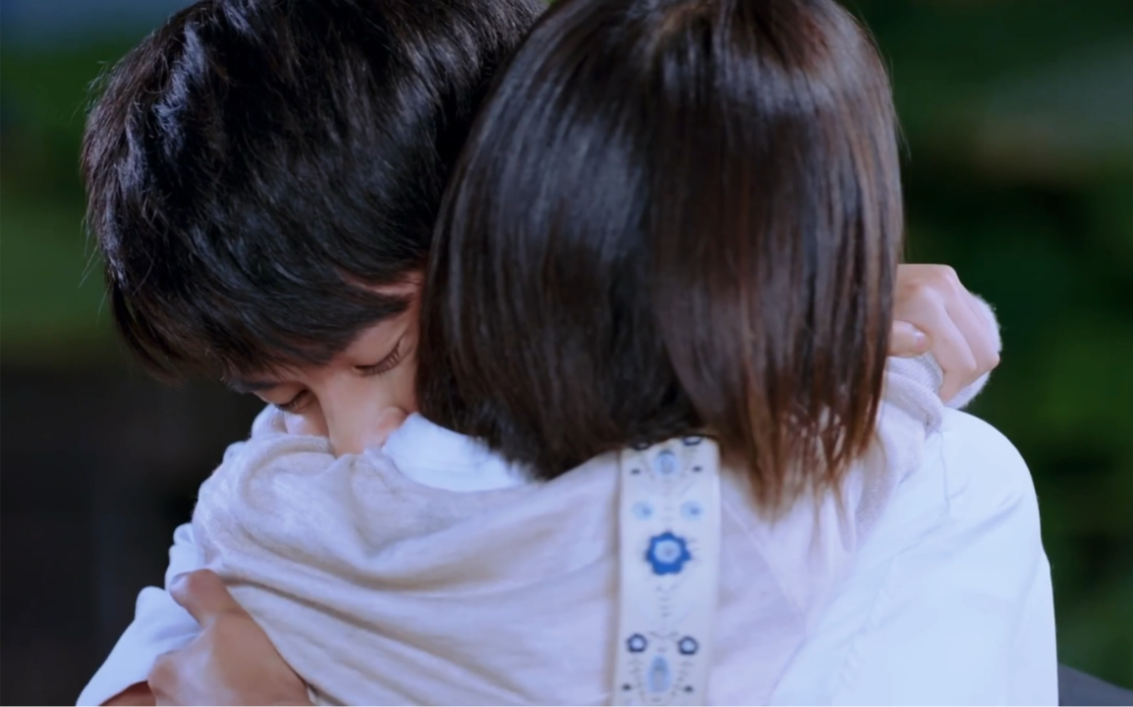 会埋颈窝!会摸头!会把女生整个揉进怀里!