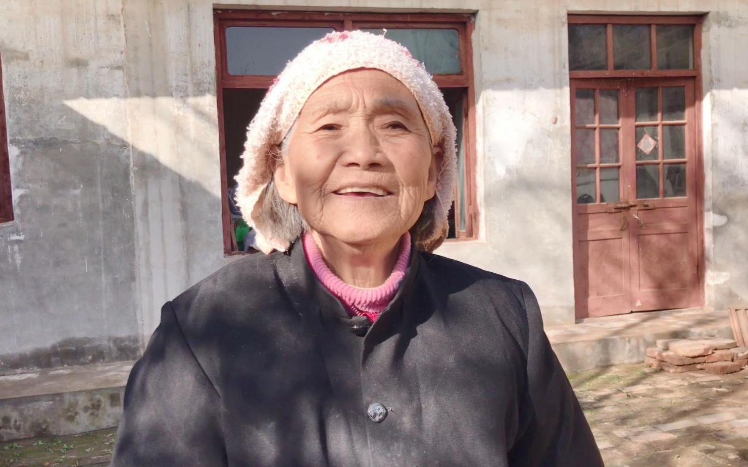 85岁老人不和儿女住,每天有吃有喝精神愉悦,看老人是怎么生活的