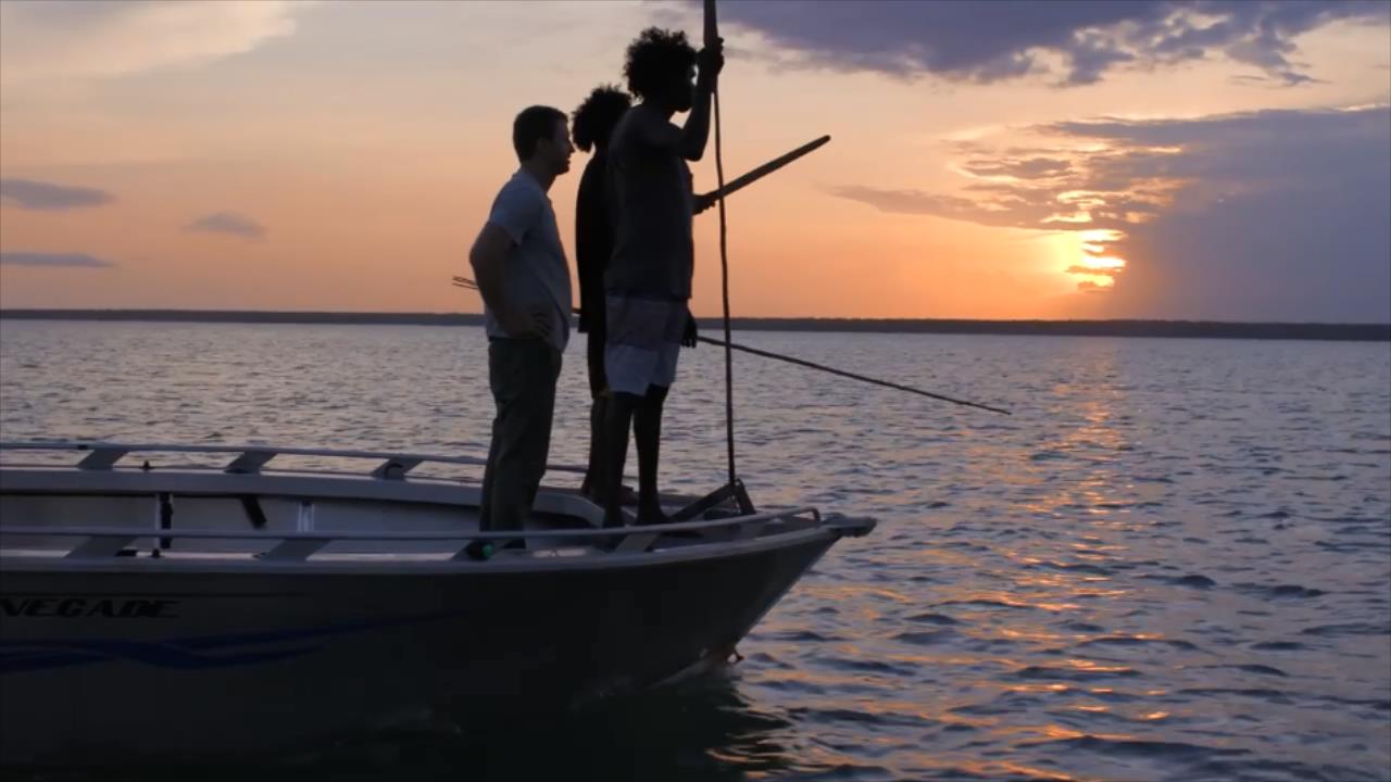 渔民传统捕鱼方式,一叉就是一条鱼,简直就和玩一样_哔哩哔哩_bilibili