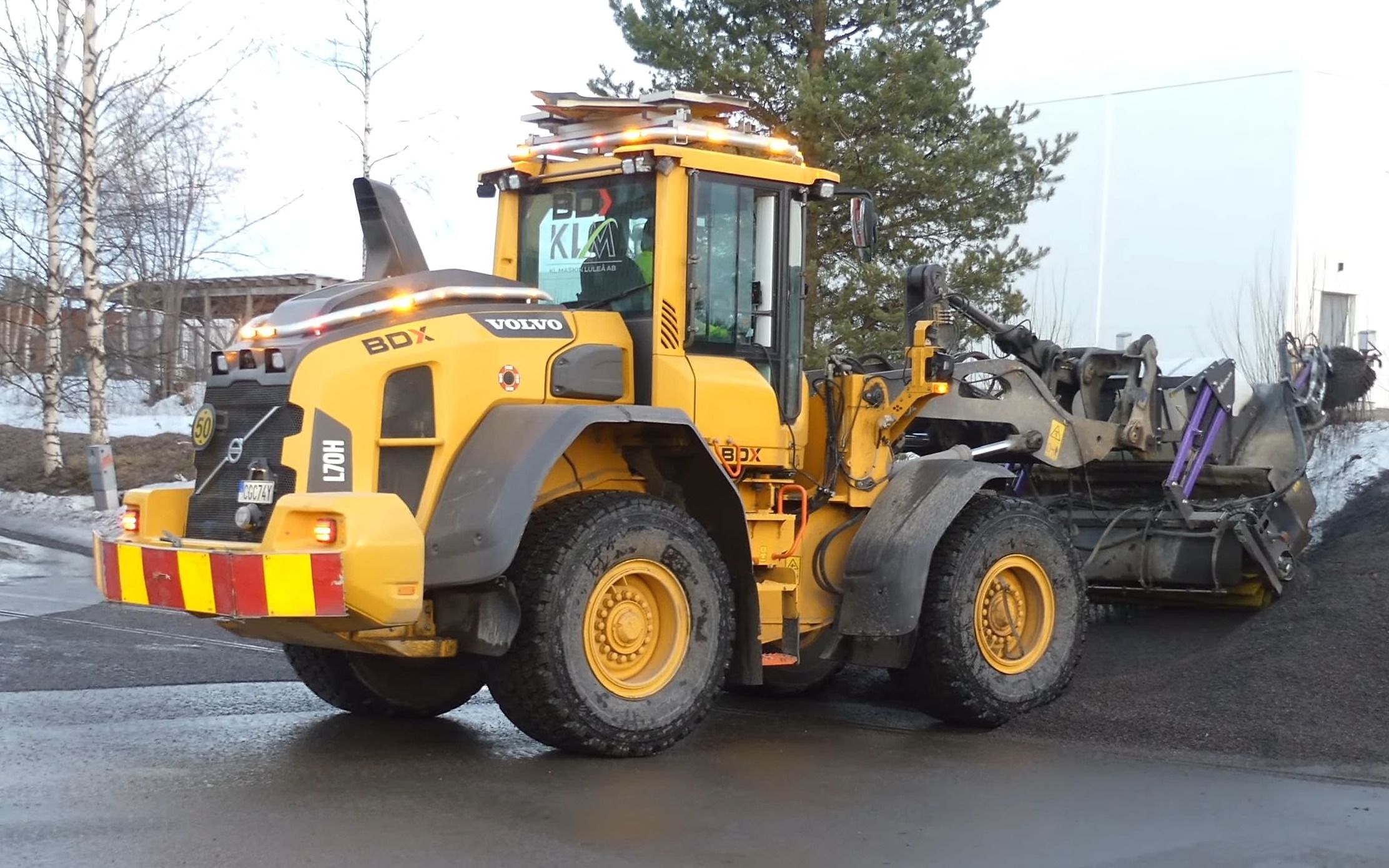 沃尔沃l90h和l70h装载机清洁路面4k