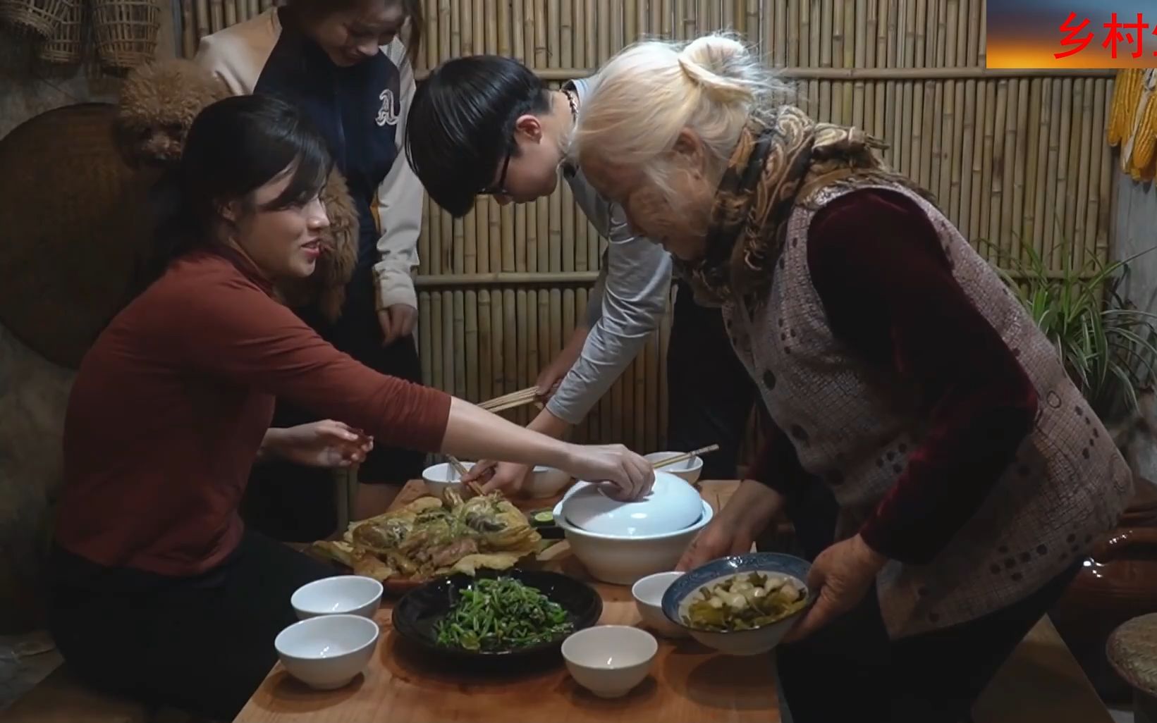 越南农村美女炒了鸡肉,配上米饭,老人小孩一家人吃的很开心