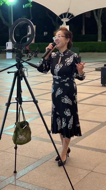 孙慧 请你欣赏孙慧演唱的《初恋的地方》.