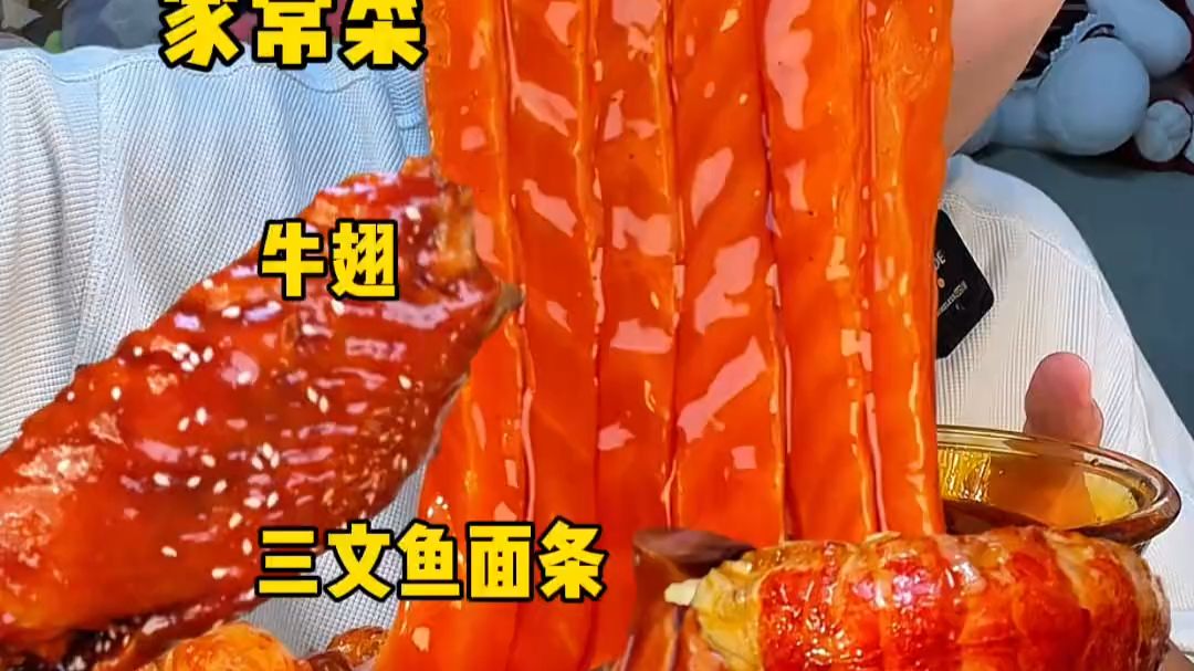 肘子拌饭配蟹黄小龙虾加牛翅和三文鱼面条