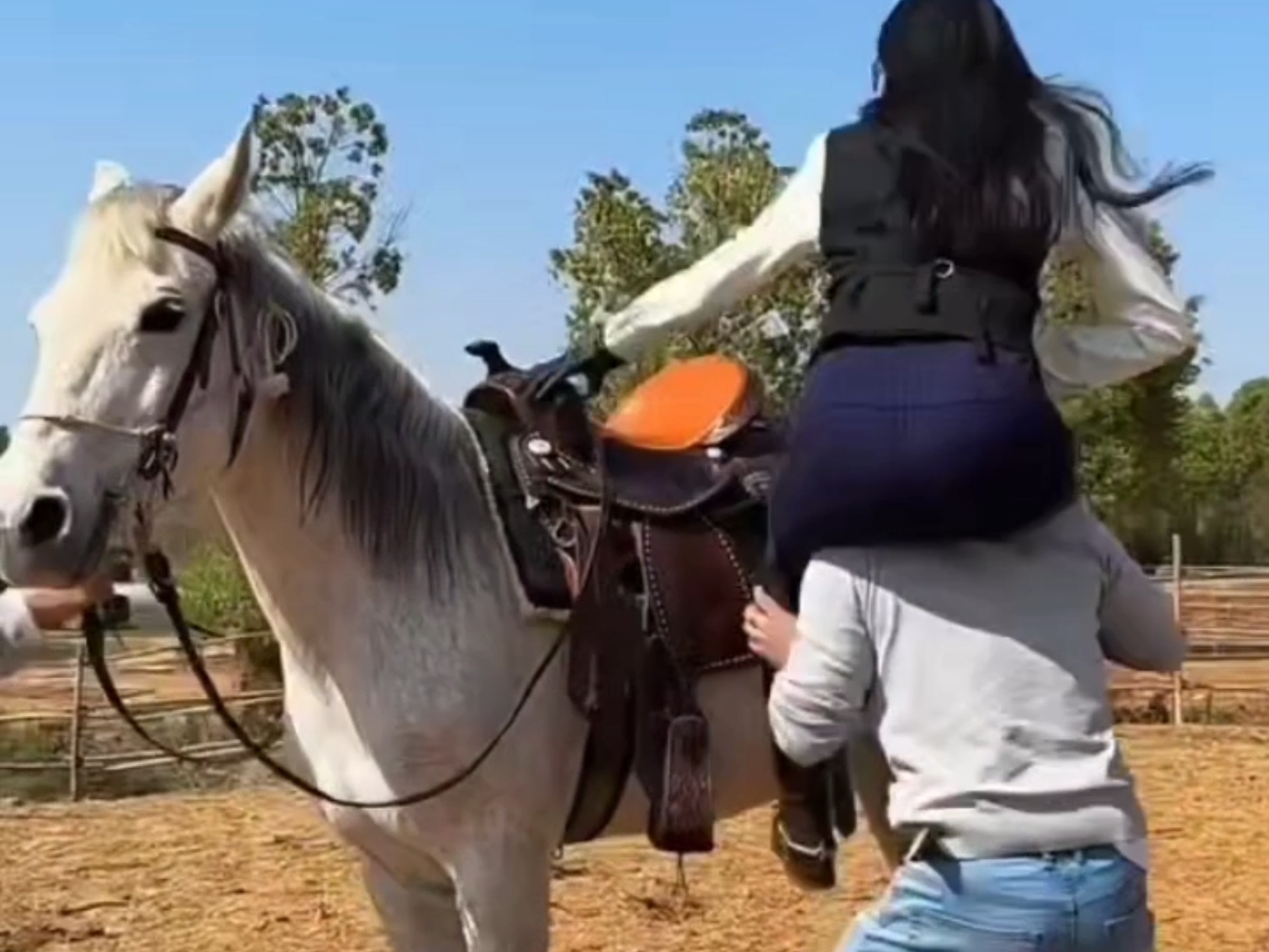 公主马术服装骑脖子上马