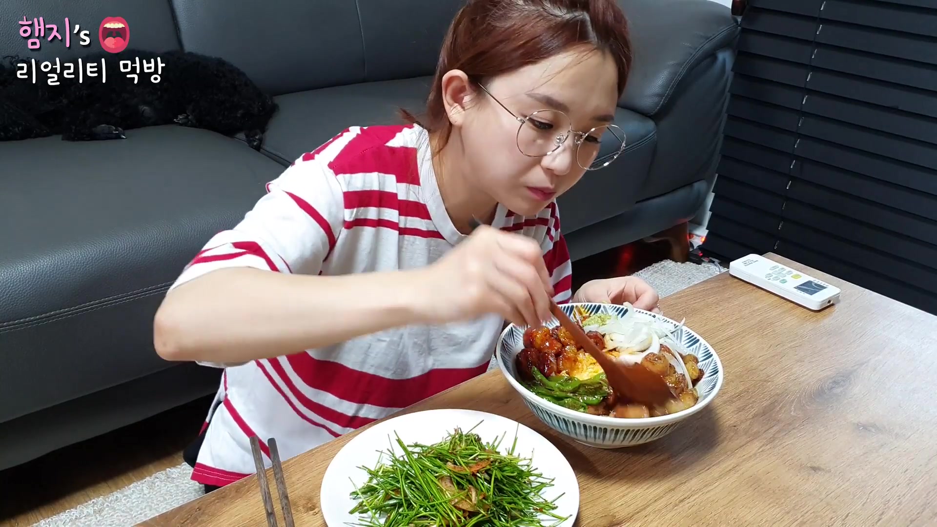 韩国美女大胃王吃播,吃照烧酱烤牛肠,腌细香葱米饭配菜圆葱辣椒