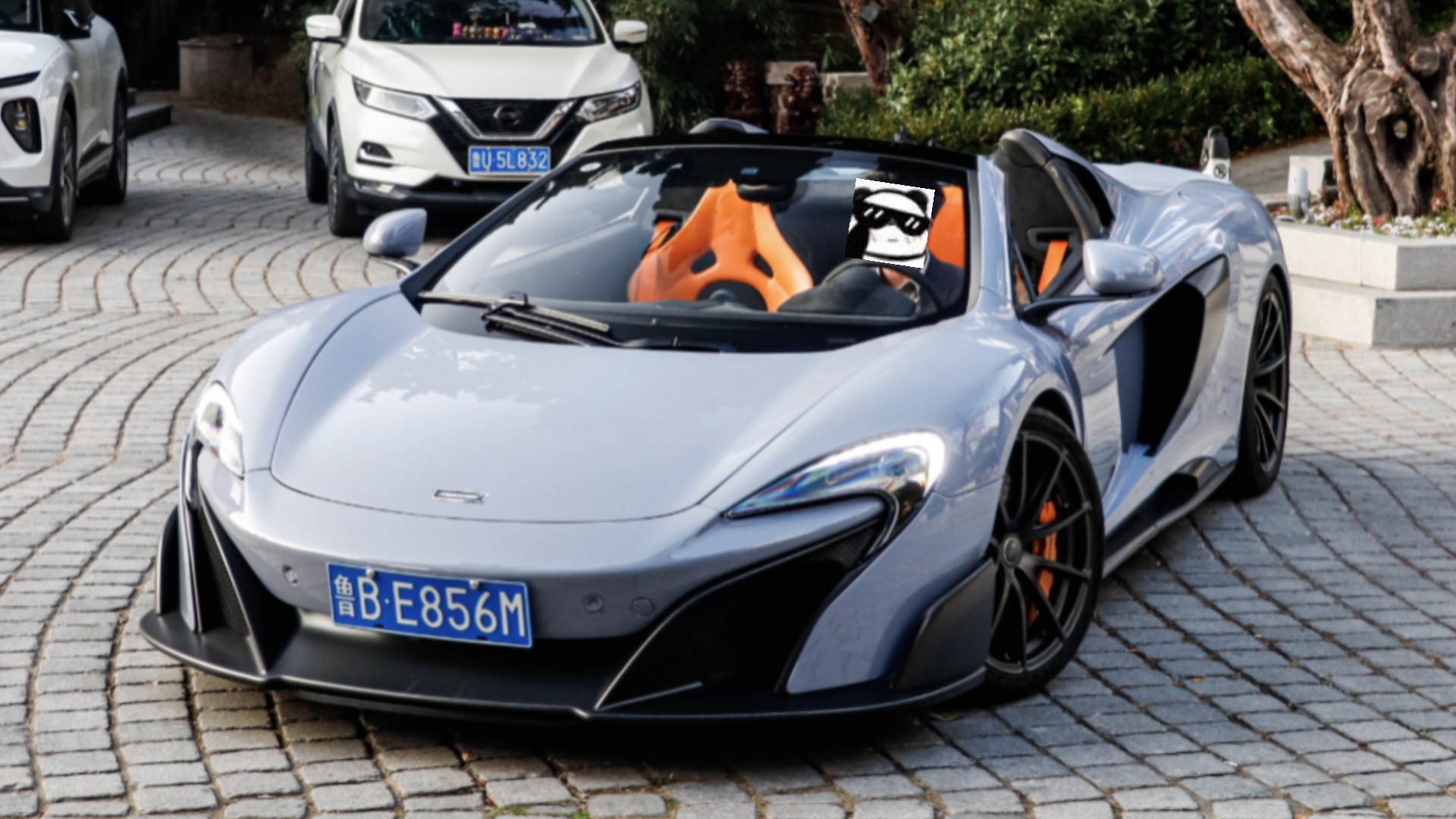 周日下午,人来人往的八大关迎来了青岛一台罕见神兽——迈凯伦675lt的