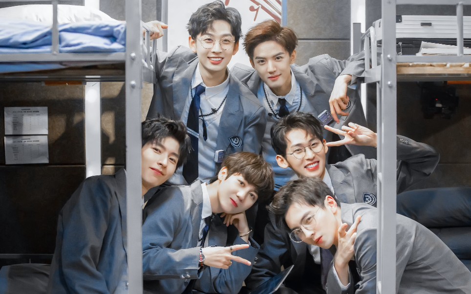 震惊跳舞不齐的南波万男团居然把毽子舞跳的如此整齐划一