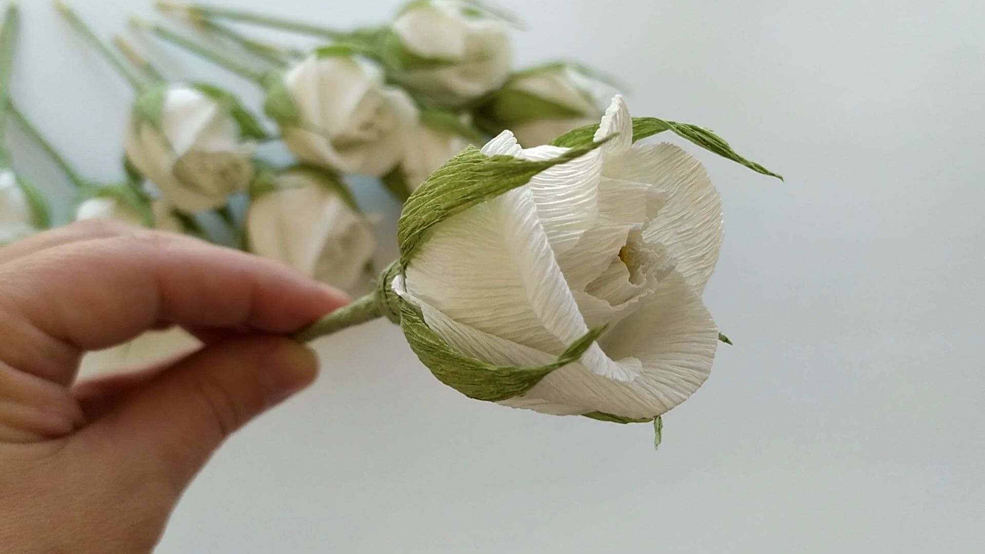 绉纸花皱纹纸花艺简易的玫瑰花蕾制作方法