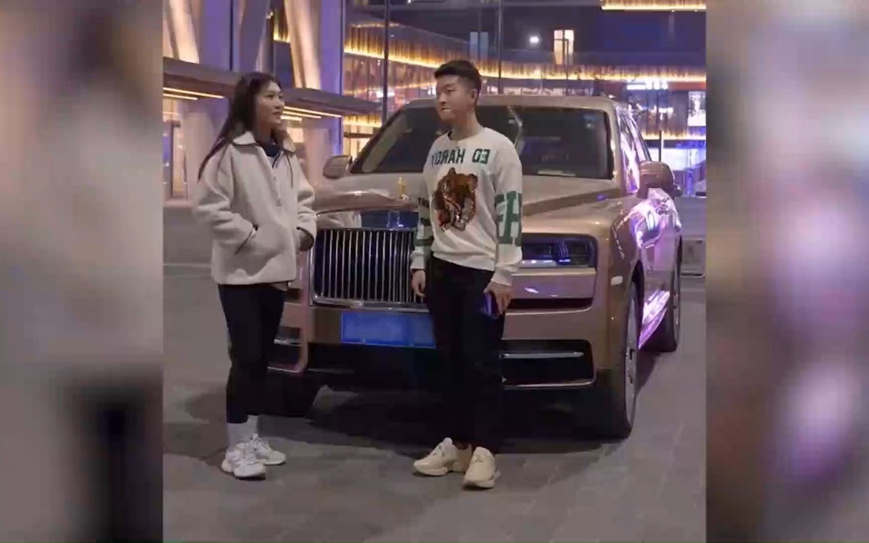 豪车对拜金女的诱惑有多大?小伙直接送她一把金铲子,太霸气了