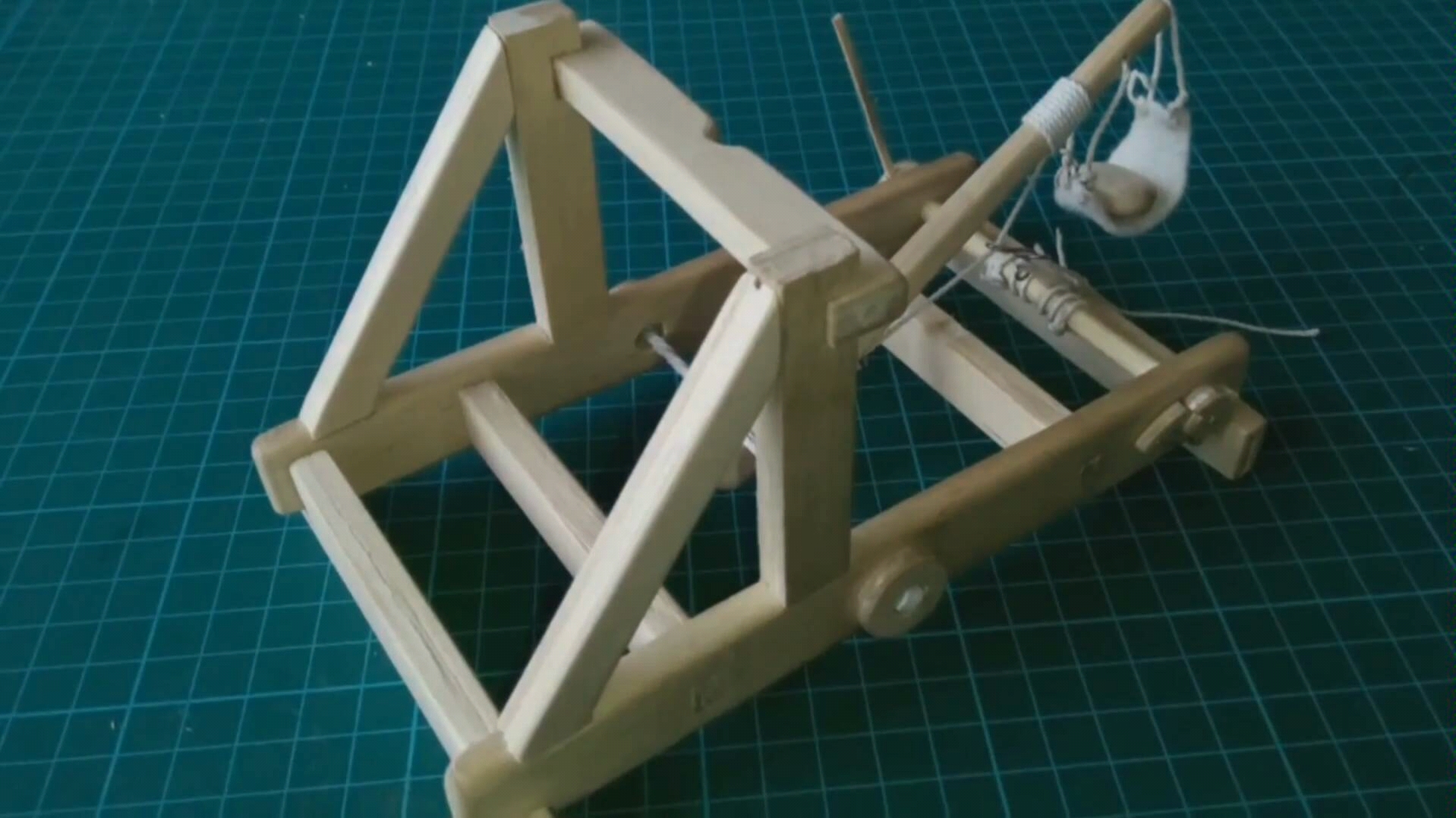 自制古代扭力弹簧投石器模型展示_哔哩哔哩_bilibili