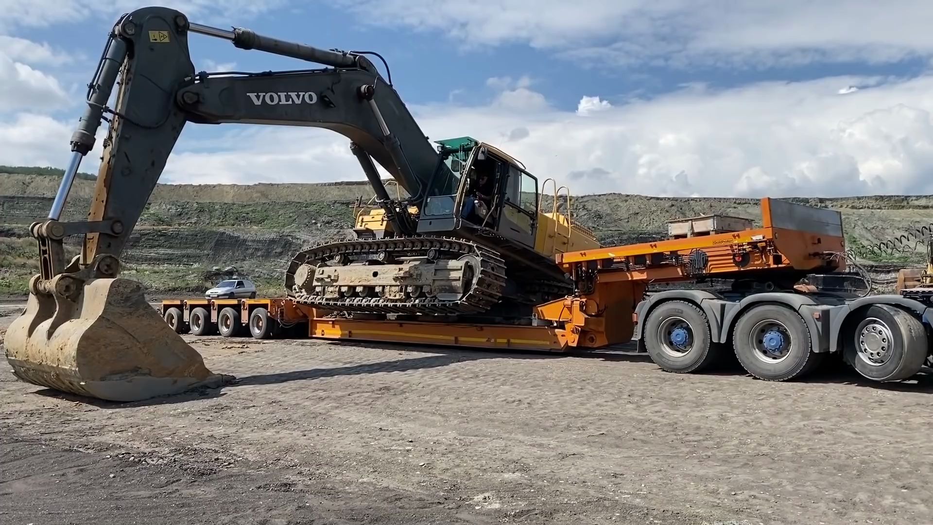 装载和运输沃尔沃ec700挖掘机 - fasoulas重型运输