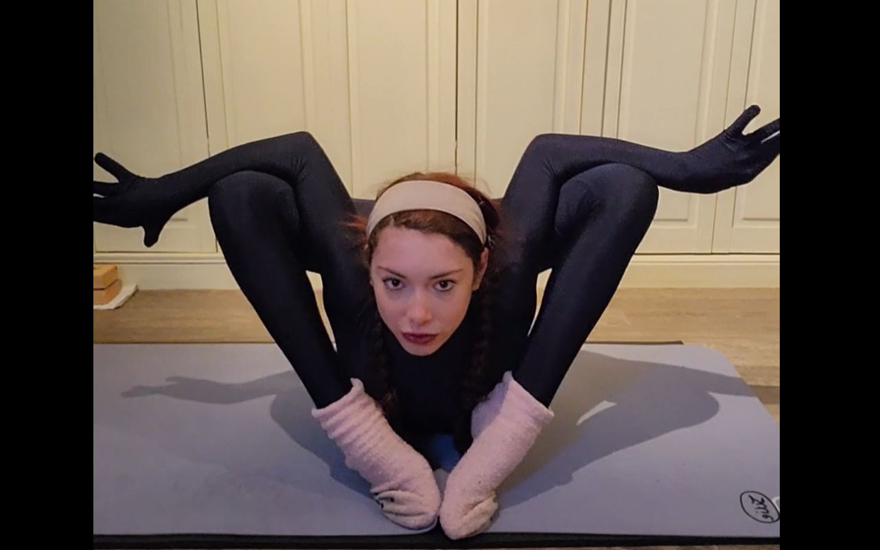 [图]IMPOSSIBLE Contortion In CATSUIT