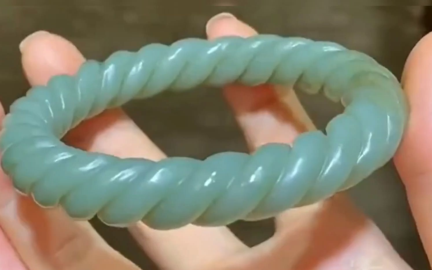 当初令宋美龄为之痴迷的麻花翡翠镯,如今价值两个亿