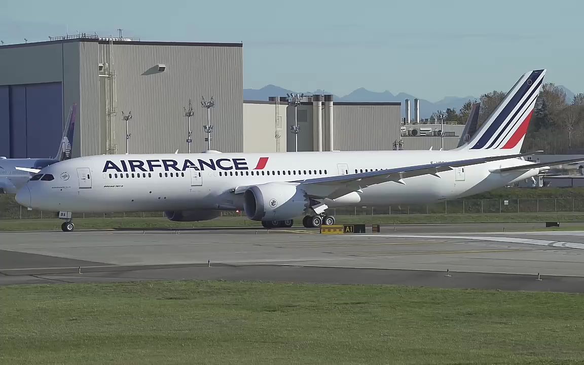 法国航空首架波音787-9客机抵达巴黎机场水门仪式