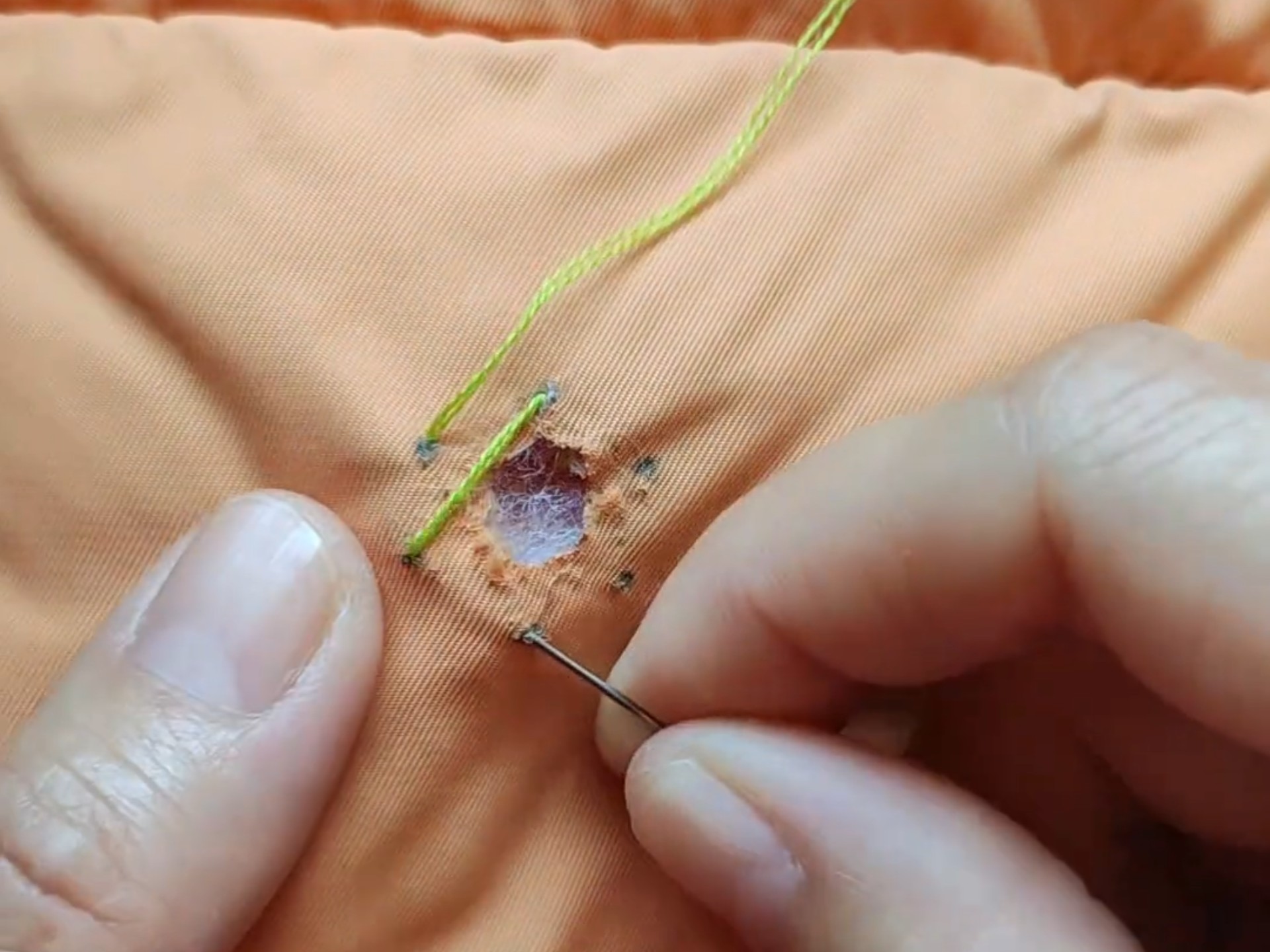 六角雪花针法,用于修补衣服破洞,遮盖油 污和瑕疵, 简单实用又漂亮