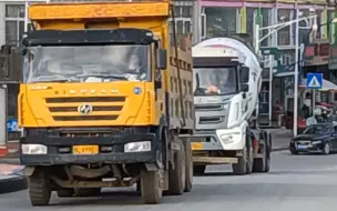 Скачать видео: 工地车 乘龙 解放 红岩 渣土车 三一砼车 三一泵车