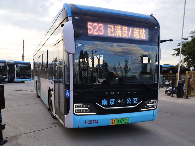 扬子公交523路驶出八卦洲服务区,进入宁洛高速路行驶