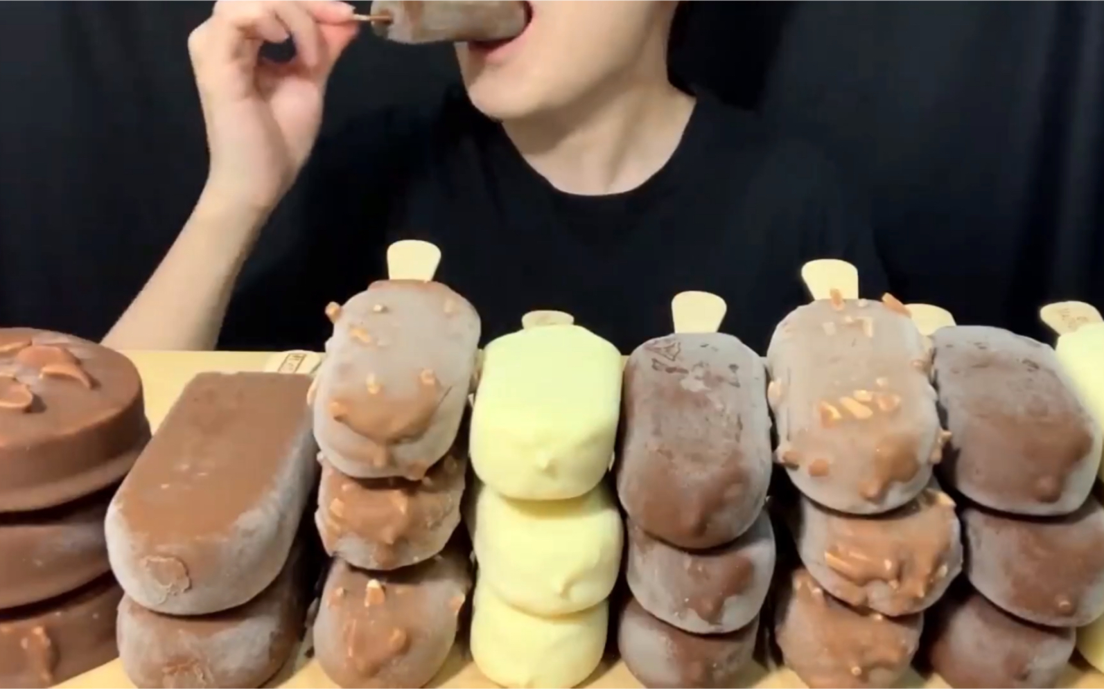 吃播剪多余daro冰淇淋脆皮冰淇淋天天这么吃佩服咀嚼音食音甜点助眠