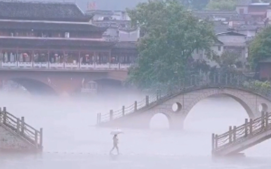 【凤凰古城】烟雨朦朦的凤凰古城,自成流动的水墨画.哔哩哔哩bilibili