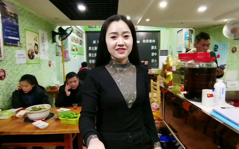 横店凤姐找到一家野生菌餐馆,味道诱人吃在嘴里,那才是一个爽_哔哩