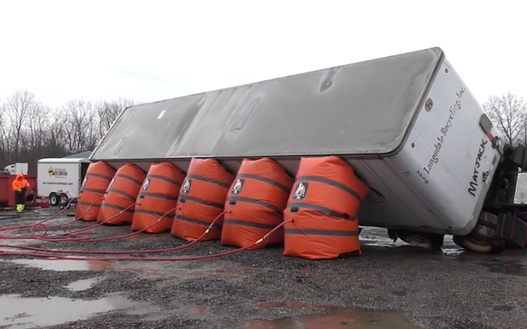 神奇的气囊式千斤顶,专门用来救援侧翻车辆,它是如何使用的?