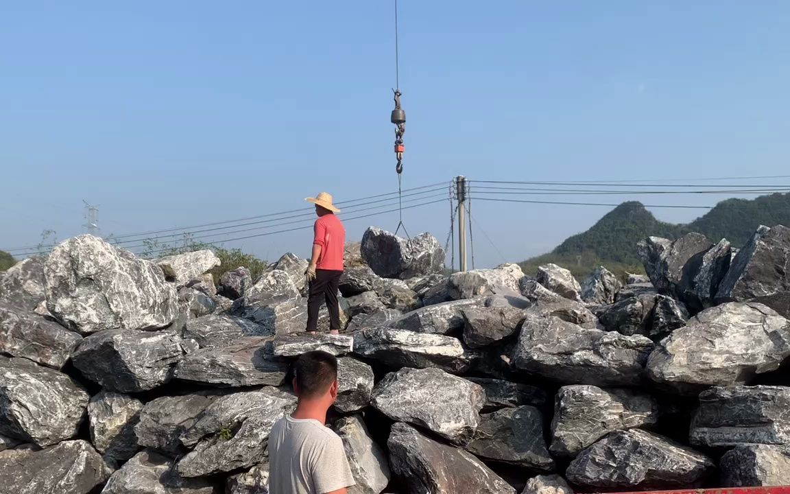 怀化黑山石石场批发基地,黑山石现场装车,黑山石庭院景观造景石哔哩哔哩bilibili