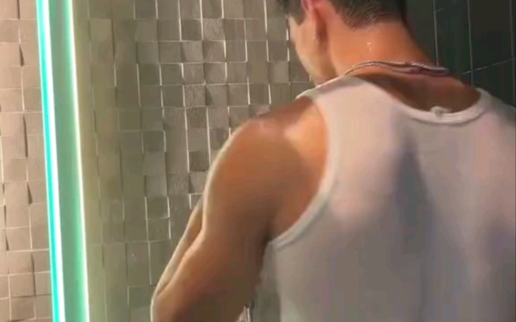 肌肉男#沐浴#洗澡#健身#体育生 健身肌肉男沐浴更衣!