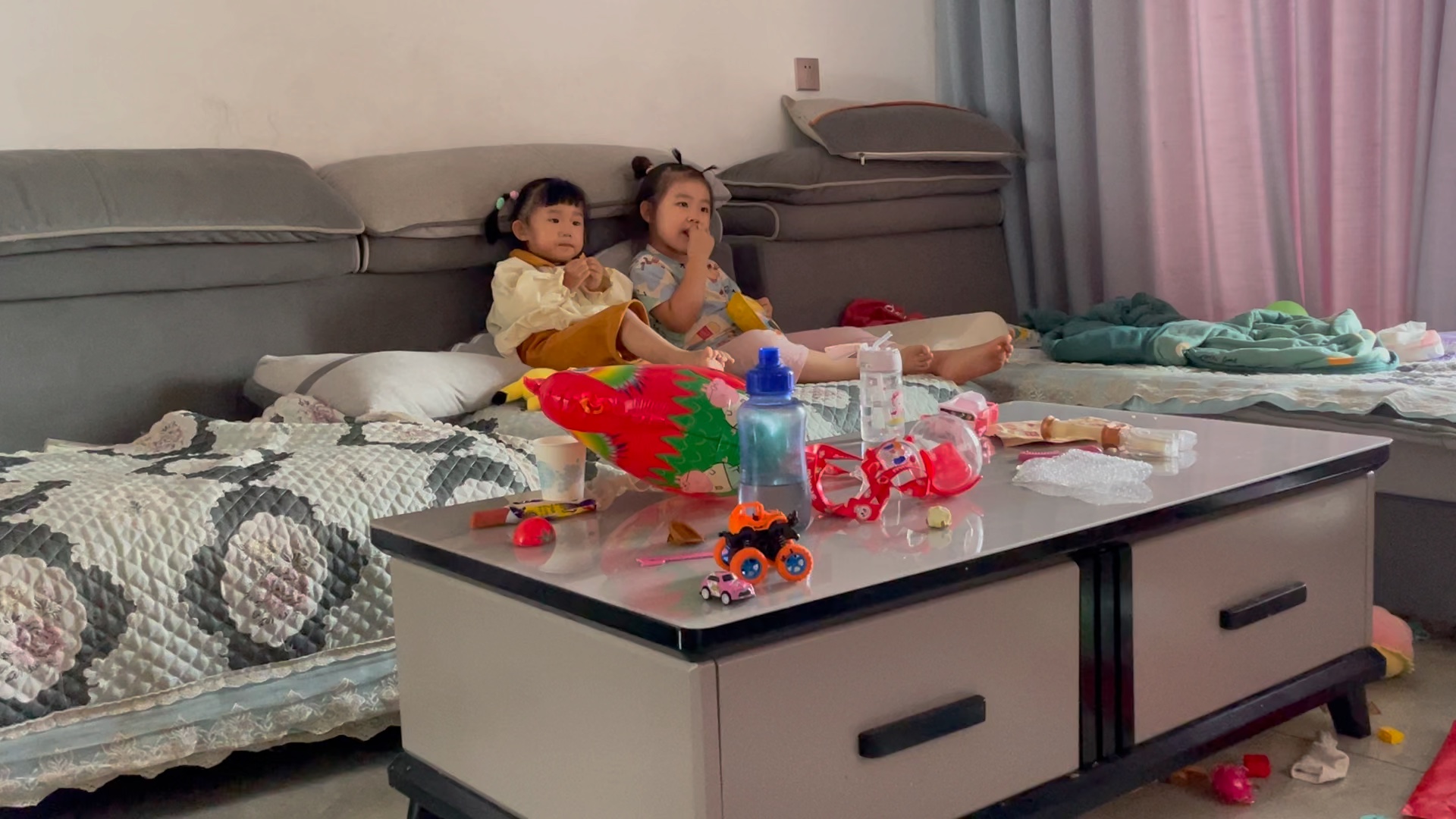 两小孩偷吃零食