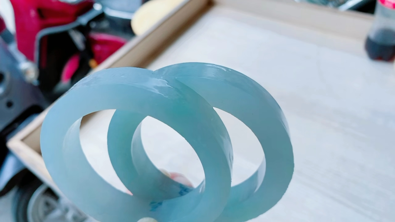 黄金圈口,冰蓝手镯两条,底妆细腻,冰胶迷人,非常有品质,对庄详询